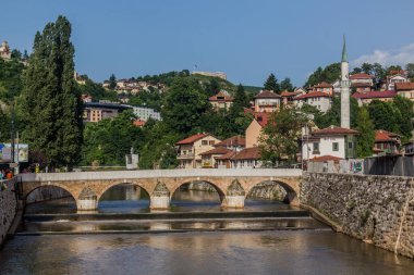 SARAJEVO, BOSNIA VE HERZEGOVINA - 12 Haziran 2019: Saraybosna 'daki Sehercehaja köprüsü. Bosna-Hersek