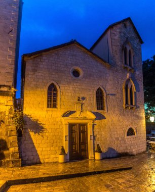 Karadağ 'ın Budva kentindeki Aziz İvan Kilisesi' nin akşam manzarası
