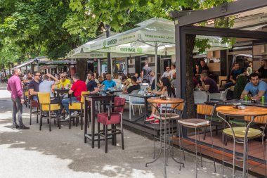 NIKSIC, MONTENEGRO - 8 Haziran 2019: Niksiç, Karadağ 'da açık hava restoranları ve barları