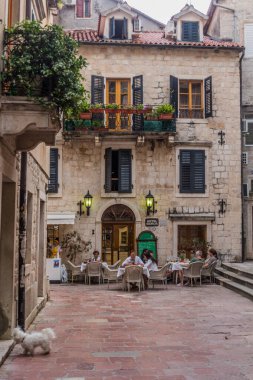 KOTOR, MONTENEGRO - 1 Haziran 2019: Karadağ 'ın Eski Kotor kentinde açık hava restoranı.