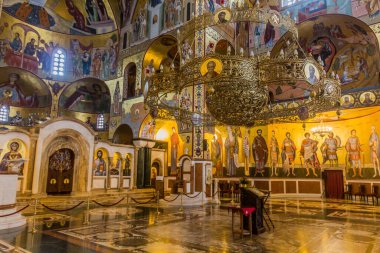 PODGORİKA, MONTENEGRO - 4 Haziran 2019: Karadağ 'ın başkenti Podgorica' da İsa 'nın Dirilişi Katedralinin İçi