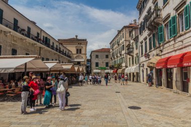 KOTOR, MONTENEGRO - 1 Haziran 2019: Kotor, Karadağ 'daki Pjaca od Oruzja Meydanı.