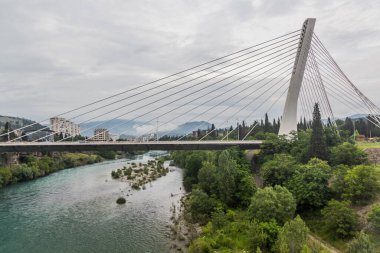 Karadağ 'ın başkenti Podgorica' daki Milenyum köprüsü