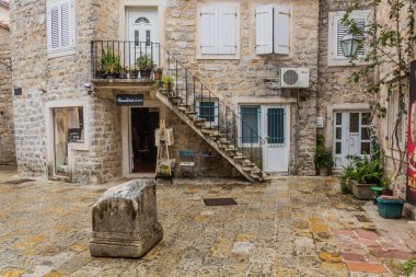 BUDVA, MONTENEGRO - 3 Haziran 2019: Budva kentinde küçük bir meydan, Karadağ.