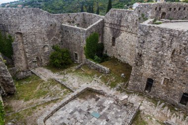 Karadağ 'daki Stari Bar antik bir yerleşim bölgesindeki kale