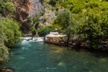 BLAGAJ, BOSNIA VE HERZEGOVINA - 9 Haziran 2019: Bosna-Hersek 'in Mostar kenti yakınlarındaki Blagaj köyünde Buna nehri