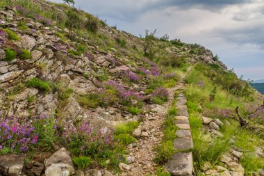 Karadağ 'ın Kotor kenti yakınlarındaki Cattaro yürüyüş parkurunun merdiveni
