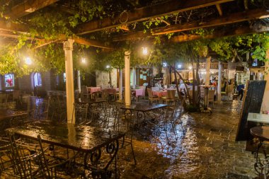 BUDVA, MONTENEGRO - 3 Haziran 2019: Karadağ 'ın Budva kentindeki eski bir açık hava restoranının akşam manzarası