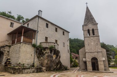 Karadağ 'ın Kutsal Üçlü Kilisesi ile Ostrog manastırının alt kısmı