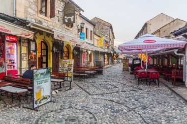 MOSTAR, BOSNIA VE HERZEGOVINA - 10 Haziran 2019: Mostar 'da açık hava restoranları olan eski cadde. Bosna-Hersek