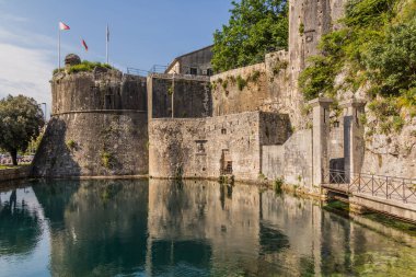 Karadağ 'ın Kotor kentindeki eski kent duvarları.