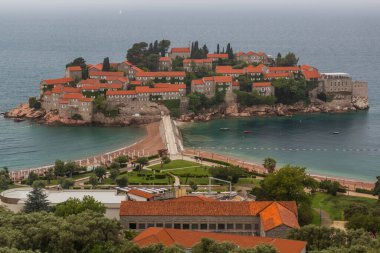 Karadağ 'ın Sveti Stefan Adası manzarası.