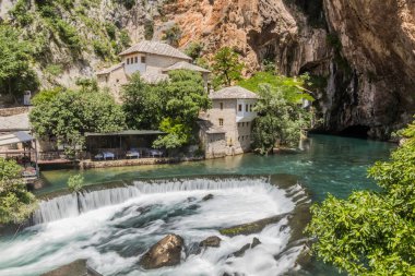 Bosna-Hersek 'in Mostar kenti yakınlarındaki Blagaj köyünde Tekija evi ve Buna Nehri