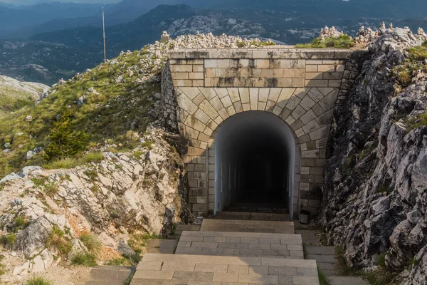 モンテネグロ ロブセン国立公園のNjgos霊廟につながるトンネル — ストック写真