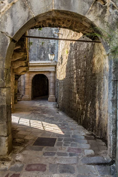 Karadağ Kotor Kentinde Dar Bir Sokak — Stok fotoğraf