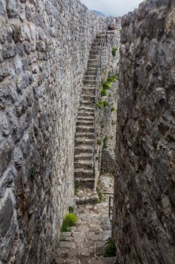Karadağ 'daki Stari Bar antik bir yerleşim yerinin duvar merdivenleri