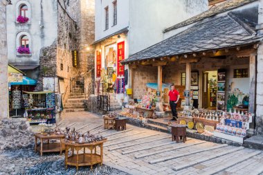 MOSTAR, BOSNIA VE HERZEGOVINA - 10 Haziran 2019: Mostar 'da hediyelik eşya dükkanları olan eski cadde. Bosna-Hersek
