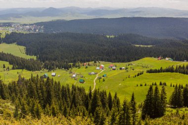 Karadağ 'ın Durmitor dağlarındaki Bosaca köyünün hava manzarası