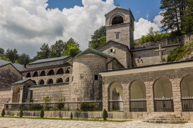 Karadağ 'ın Çetince manastırı manzarası