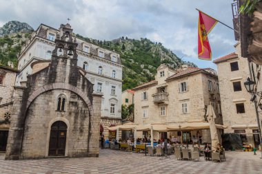 KOTOR, MONTENEGRO - 1 Haziran 2019: Kotor, Karadağ 'daki Trg Sv Luke Meydanı' ndaki St. Luke Kilisesi.