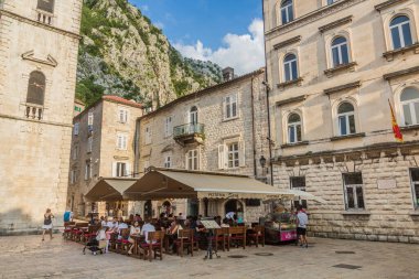 KOTOR, MONTENEGRO - 1 Haziran 2019: Pjaca Sv 'de açık hava restoranı. Karadağ 'ın Kotor kentindeki Tripuna Meydanı.
