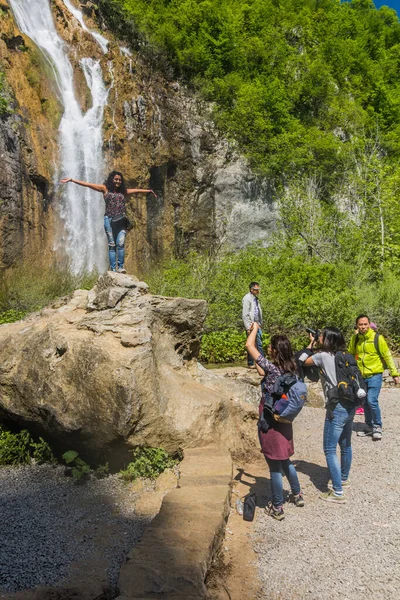 Plitvice Croatia May 2019 Tourists Visit Veliki Slap Waterfall Plitvice — стоковое фото