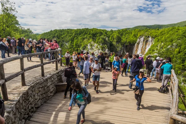 Plitvice Croatia May 2019 Tourists Visit Plitvice Lakes National Park — Stock Photo, Image