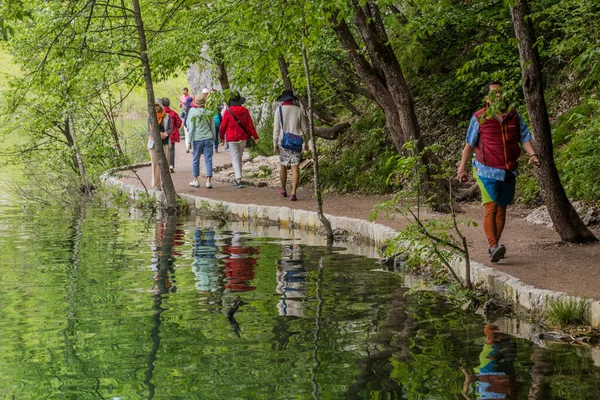 Plitvice Croatia May 2019 Tourists Visit Plitvice Lakes National Park — Fotografia de Stock