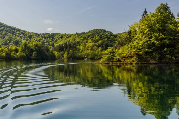 Boat Wake Plitvice Lakes National Park Croatia — Stock fotografie