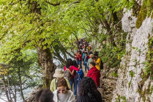 Plitvice Croatia May 2019 Tourists Visit Plitvice Lakes National Park — Zdjęcie stockowe