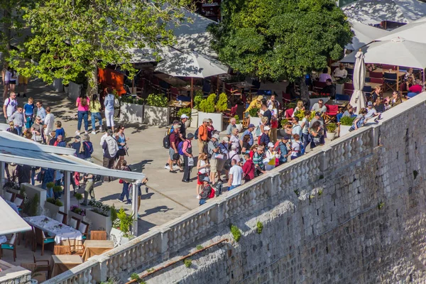 Dubrovnik Croatia 2019年5月31日 クロアチアのドゥブロヴニクのビューポイントで観光客 — ストック写真