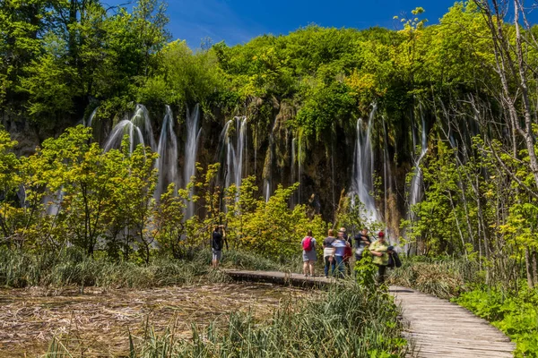 Plitvice Croatia May 2019 Tourists Visit Mali Prstavac Waterfall Plitvice — Fotografia de Stock
