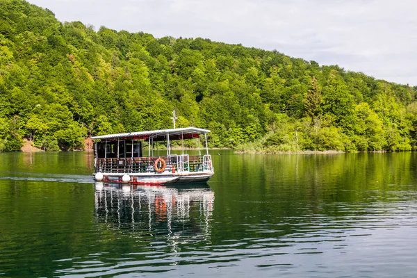 Plitvice Croatia May 2019 Ferry Buk Plitvice Lakes National Park — Zdjęcie stockowe