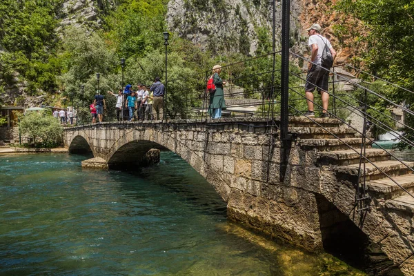 BLAGAJ, BOSNIA VE HERZEGOVINA - 9 Haziran 2019: Bosna-Hersek 'in Mostar kenti yakınlarındaki Blagaj köyünde Buna Nehri üzerindeki Stone Köprüsü