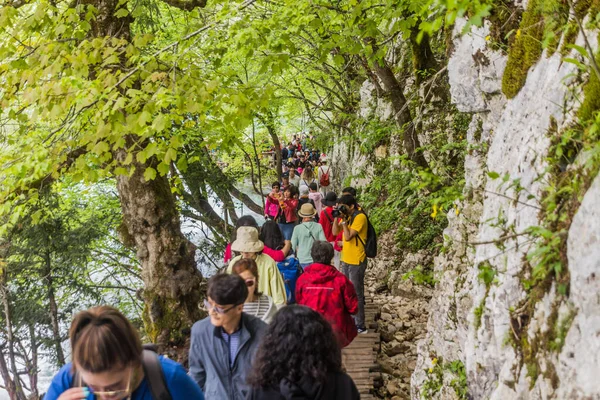 Plitvice Croatia May 2019 Tourists Visit Plitvice Lakes National Park — Fotografia de Stock