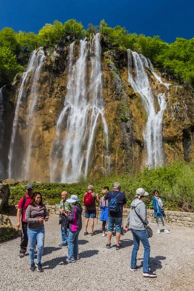 Plitvice Croatia May 2019 Tourists Visit Veliki Slap Waterfall Plitvice — Stock fotografie