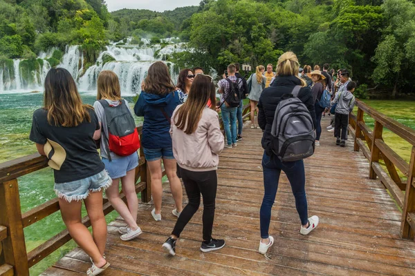 Krka Croatia May 2019 Tourists Visit Skradinski Buk Waterfall Krka — Fotografia de Stock