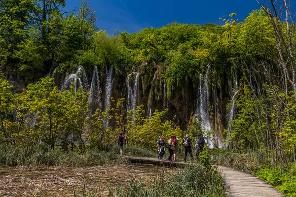 Plitvice Croatia May 2019 Tourists Visit Mali Prstavac Waterfall Plitvice — Stock fotografie