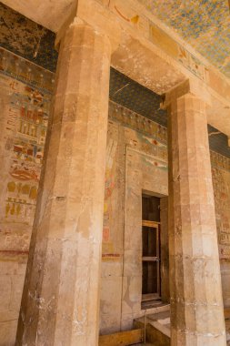Luxor 'un batı yakasındaki Hatshepsut Tapınağı' ndaki sütunlar, Mısır