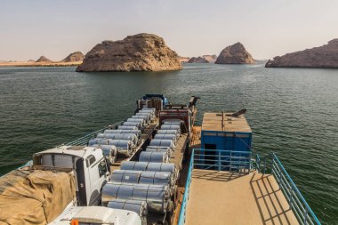Mısır, Nasser Gölü 'nden geçen bir feribotta kamyonlar.