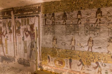 LUXOR, EGYPT - 20 Şubat 2019: Mısır 'daki Theban Mezarlığı' ndaki Krallar Vadisi 'ndeki Ramses III' ün Duvarları