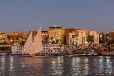 Akşam manzarası Aswan silueti ve Nil nehri, Mısır