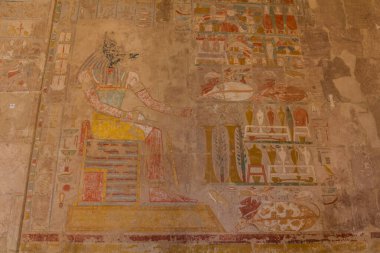 LUXOR, EGYPT - 18 Şubat 2019: Luxor 'un Batı Şeria' sındaki Hatshepsut Tapınağı 'nda Anubis tanrısı