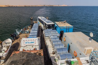 NASSER GÖLÜ, EGİPT: 22 Şubat 2019: Mısır, Nasser Gölü 'nden geçen bir feribotta kamyonlar ve bir otobüs