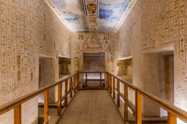 LUXOR, EGYPT - 20 Şubat 2019: Mısır 'ın Theban Necropolis kentindeki Krallar Vadisi' nde IV kabri açıyor