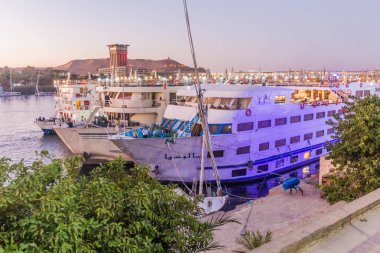 ASWAN, EGYPT: 12 Şubat 2019: Aswan, Mısır 'da Nil nehri üzerinde seyir gemileri