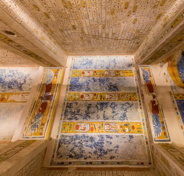 LUXOR, EGYPT - 20 Şubat 2019: Mısır 'ın Theban Necropolis kentindeki Krallar Vadisi' ndeki Ramses IV mezarının tavanı