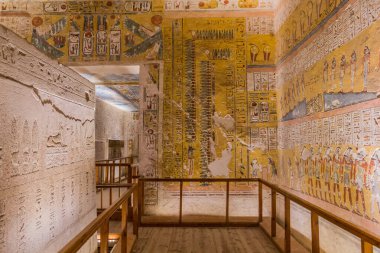 LUXOR, EGYPT - 20 Şubat 2019: Mısır 'ın Theban Necropolis kentindeki Krallar Vadisi' ndeki Ramses IV 'ün kabri