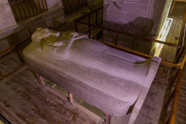 LUXOR, EGYPT - 20 Şubat 2019: Mısır 'ın Theban Mezarlığı' ndaki Krallar Vadisi 'ndeki Merenptah lahiti