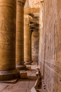 EDFU, EGYPT - 17 Şubat 2019: Edfu, Mısır 'daki Horus tapınağının içi